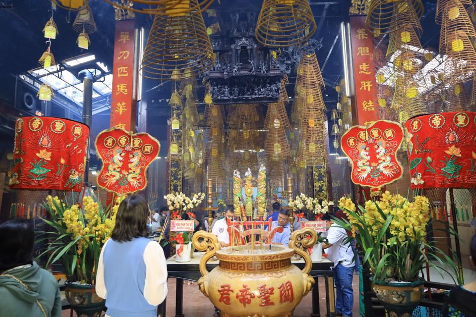 Nguoi dan mien Tay le chua cau binh an ngay dau nam moi-Hinh-4