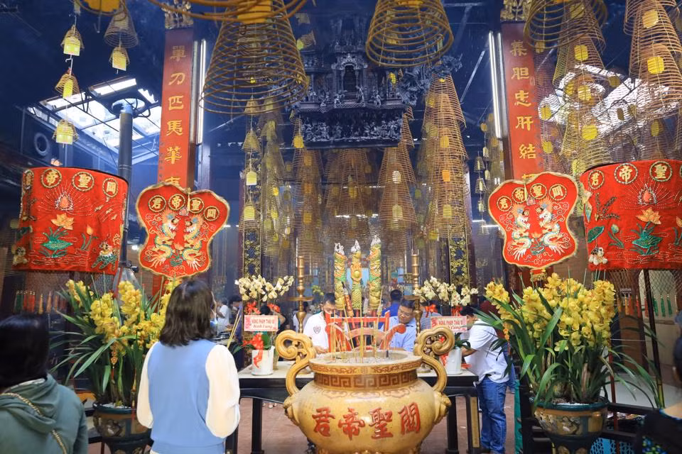 Nguoi dan mien Tay le chua cau binh an ngay dau nam moi-Hinh-4