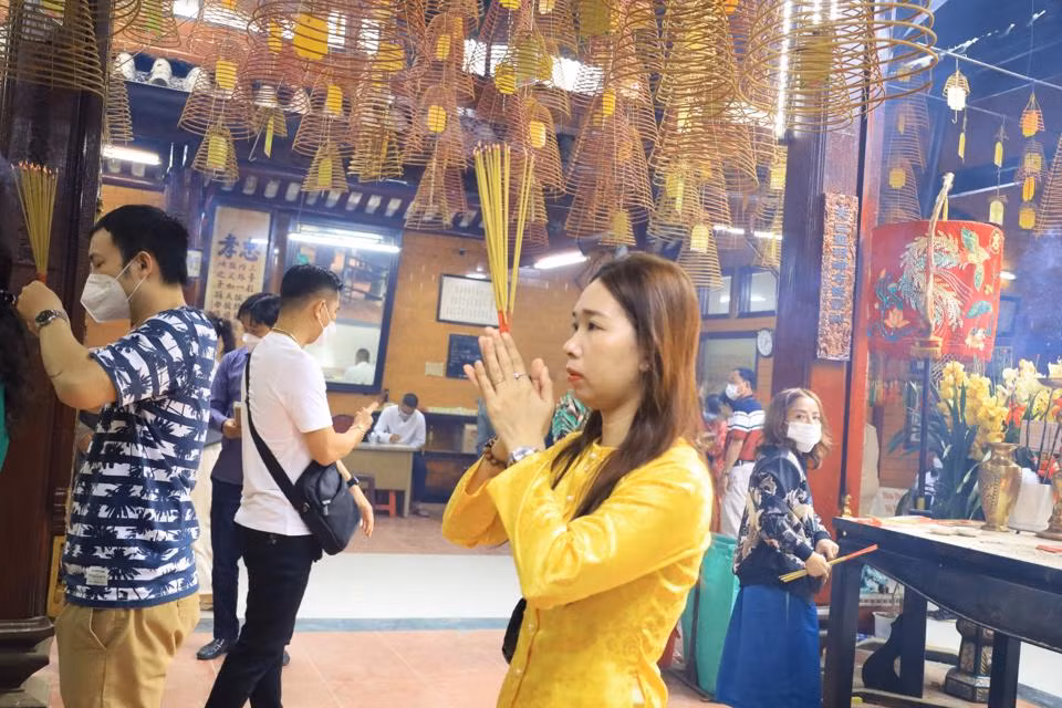 Nguoi dan mien Tay le chua cau binh an ngay dau nam moi-Hinh-7