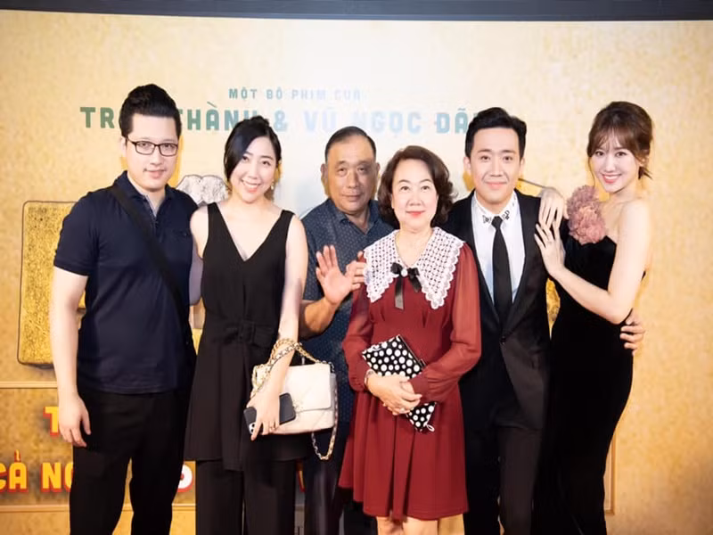 Phía Huỳnh Mi luôn ủng hộ các hoạt động nghệ thuật của anh trai nổi tiếng. Ảnh: FBNV