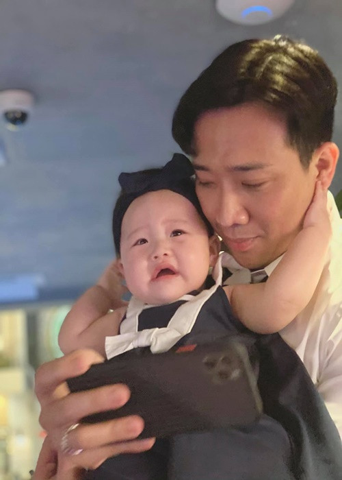 Trấn Thành rất cưng chiều con gái của Huỳnh Mi. Ảnh: FBNV