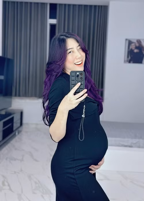 Huỳnh Mi rạng rỡ dù bụng bầu vượt mặt. Ảnh: FBNV