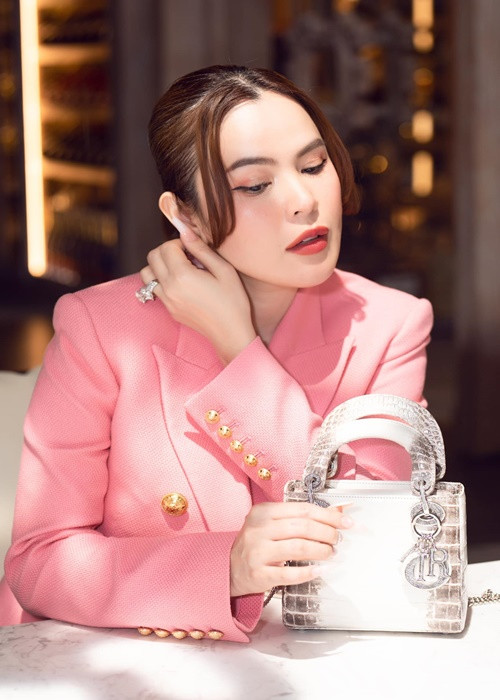 Thu Thảo giữ im lặng giữa ồn ào nhưng chị gái của Thu Thảo - Đặng Thùy Trang liên tục lên tiếng để phân trần sự việc với Phương Lê. Ảnh: FBNV