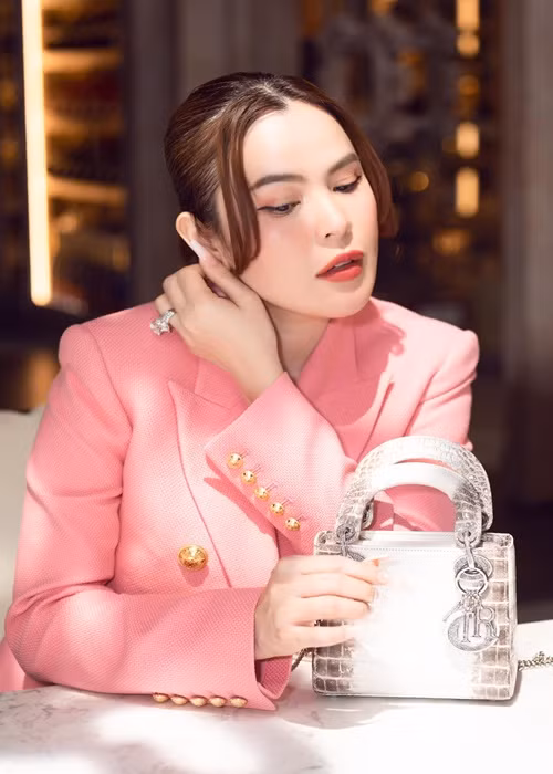 Thu Thảo giữ im lặng giữa ồn ào nhưng chị gái của Thu Thảo - Đặng Thùy Trang liên tục lên tiếng để phân trần sự việc với Phương Lê. Ảnh: FBNV