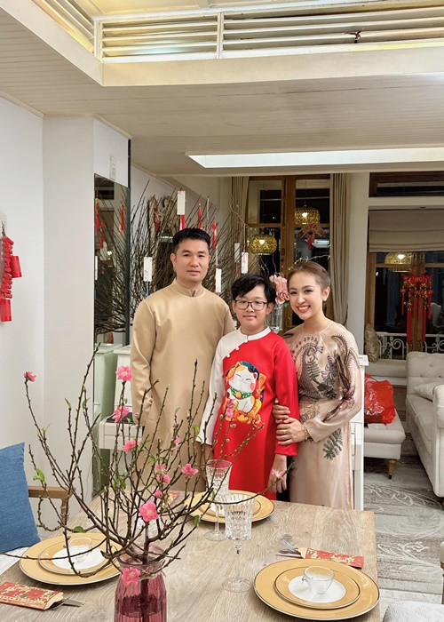 Nữ MC trưng các loài hoa nở vào dịp Tết.