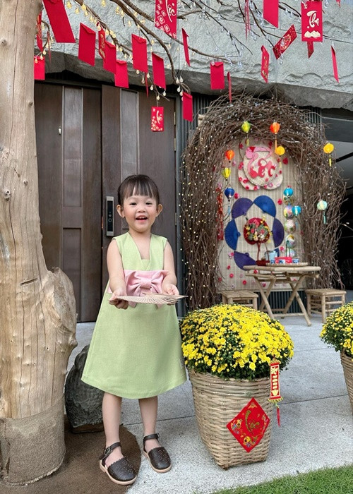 Bên ngoài biệt thự của Đàm Thu Trang - Cường Đô la có nhiều hoa tươi, bao lì xì.