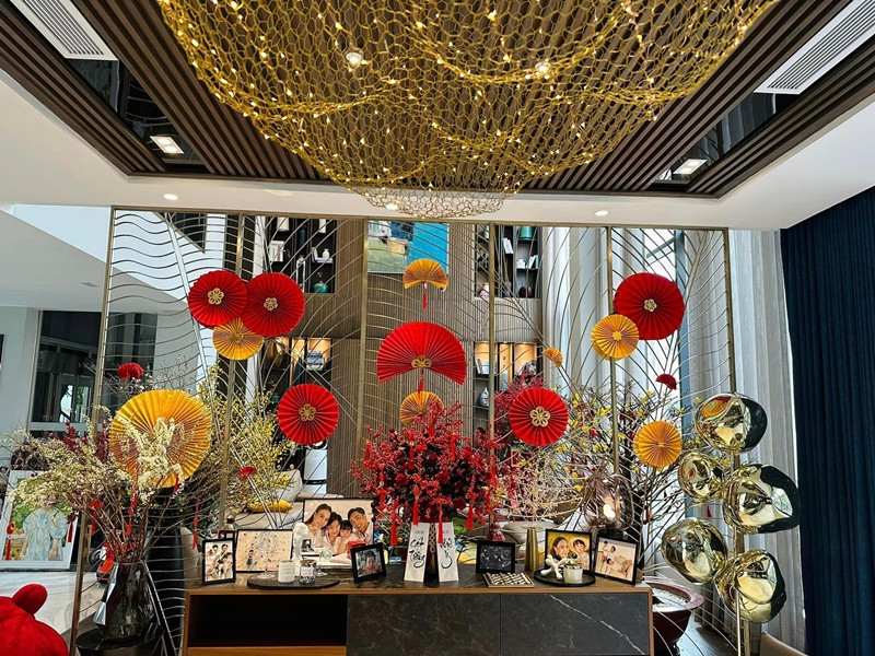 Đàm Thu Trang chia sẻ: "Những ngày cuối năm tất bật dọn dẹp, trang hoàng nhà cửa đón Tết".