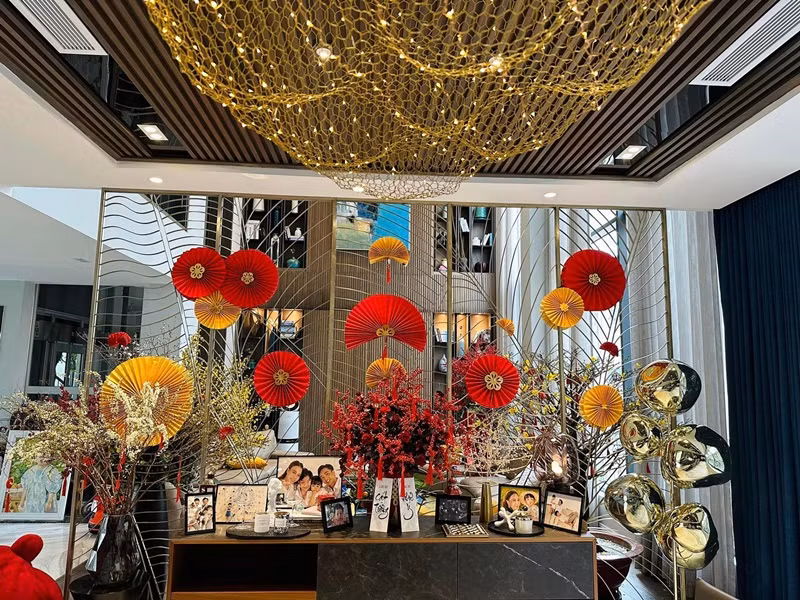 Đàm Thu Trang chia sẻ: "Những ngày cuối năm tất bật dọn dẹp, trang hoàng nhà cửa đón Tết".