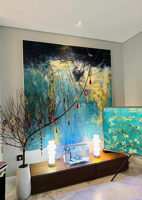 Vợ chồng nữ ca sĩ trưng bày nhiều bức tranh mùa xuân dịp Tết.