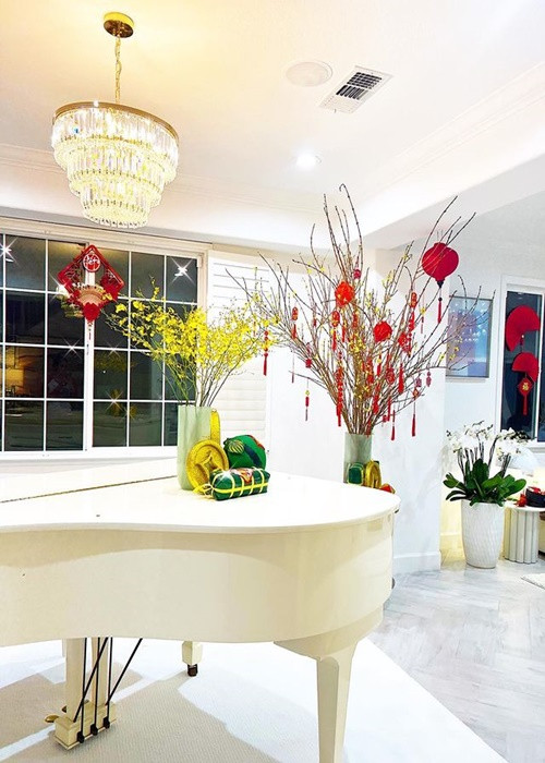 Ở Mỹ, Phạm Hương trang trí biệt thự lộng lẫy.