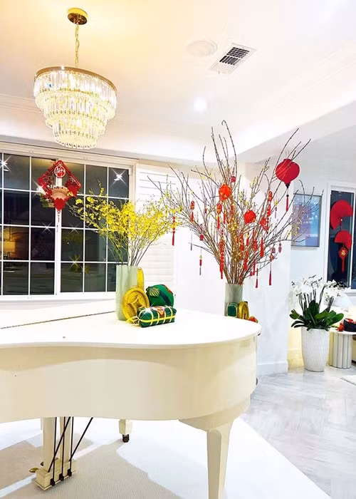 Ở Mỹ, Phạm Hương trang trí biệt thự lộng lẫy.