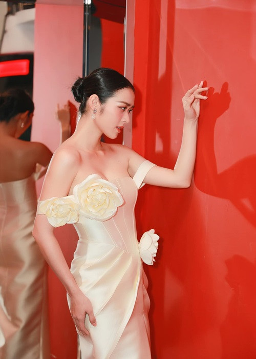 Ngoài đóng phim, Diệp Bảo Ngọc còn ca hát. Năm 2022, người đẹp ra mắt MV đầu tay "Khi nỗi đau dừng lại" đánh dấu việc lấn sân làm ca sĩ.