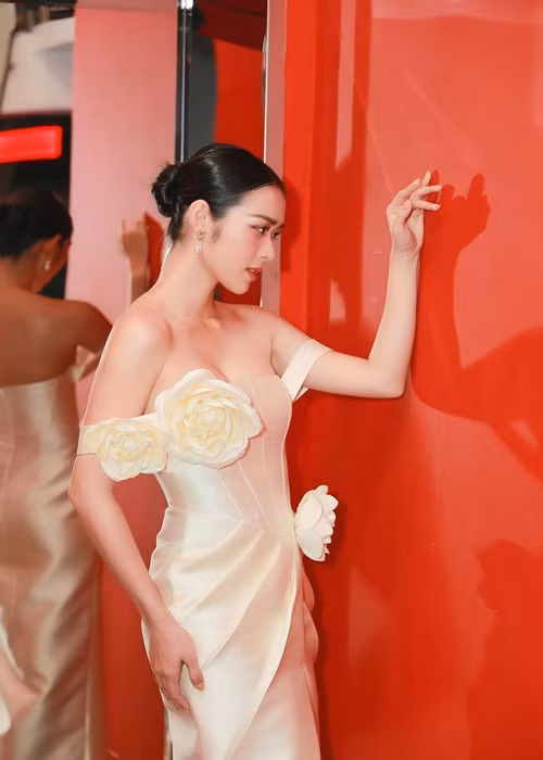 Ngoài đóng phim, Diệp Bảo Ngọc còn ca hát. Năm 2022, người đẹp ra mắt MV đầu tay "Khi nỗi đau dừng lại" đánh dấu việc lấn sân làm ca sĩ.