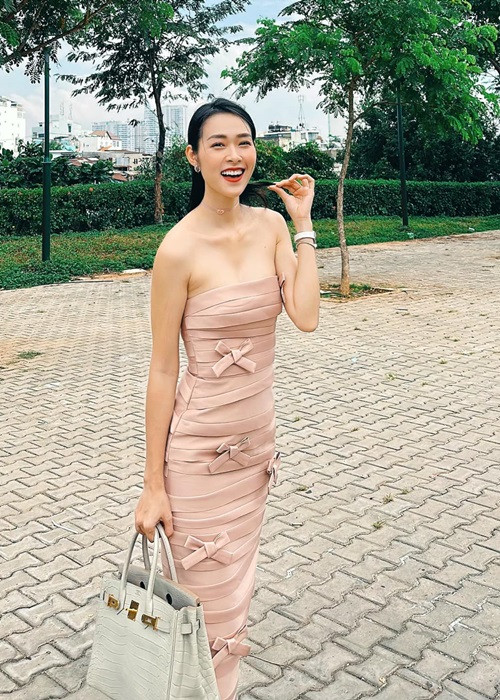 Trở lại cuộc sống độc thân, Diệp Bảo Ngọc quyến rũ hơn bội phần.