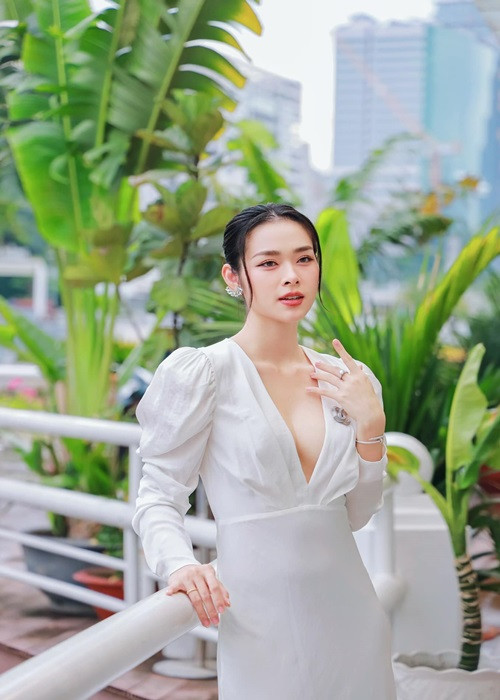 Diệp Bảo Ngọc thuộc thế hệ hot girl đời đầu của Sài thành. Năm 2011, cô đoạt giải nhất cuộc thi Người đẹp Phụ nữ Thời đại.