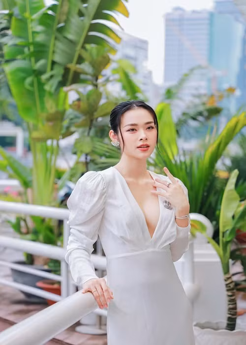 Diệp Bảo Ngọc thuộc thế hệ hot girl đời đầu của Sài thành. Năm 2011, cô đoạt giải nhất cuộc thi Người đẹp Phụ nữ Thời đại.