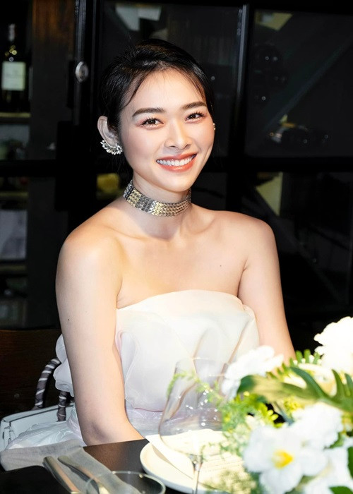 Diệp Bảo Ngọc trải lòng: "Kết hôn chỉ đơn thuần là một mảnh giấy, sự gắn kết quan trọng nhất vẫn là tình cảm mà cả hai dành cho nhau như thế nào".