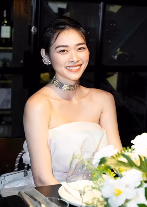 Diệp Bảo Ngọc trải lòng: "Kết hôn chỉ đơn thuần là một mảnh giấy, sự gắn kết quan trọng nhất vẫn là tình cảm mà cả hai dành cho nhau như thế nào".