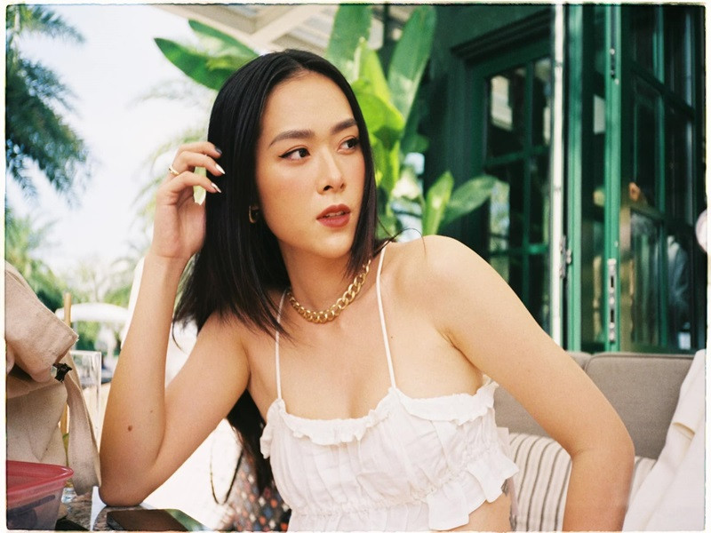 Sở hữu gương mặt xinh đẹp, vóc dáng cao ráo, Diệp Bảo Ngọc được kỳ vọng tiến xa. Tuy nhiên, cô lên xe hoa vào năm 19 tuổi rồi ở ẩn.