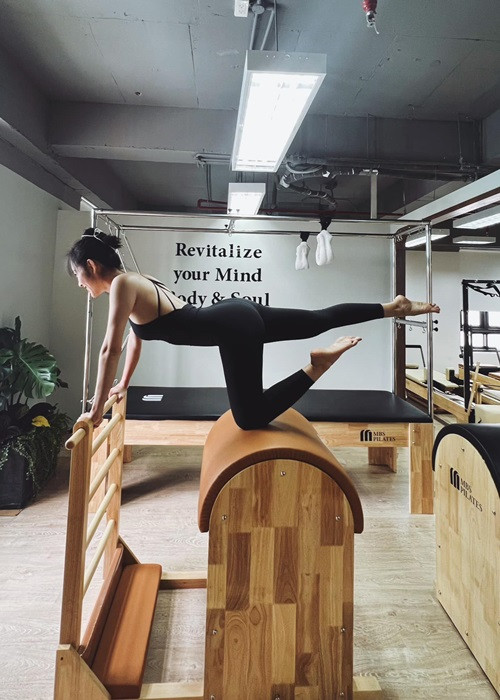 Bà mẹ một con tìm đến bộ môn pilates.