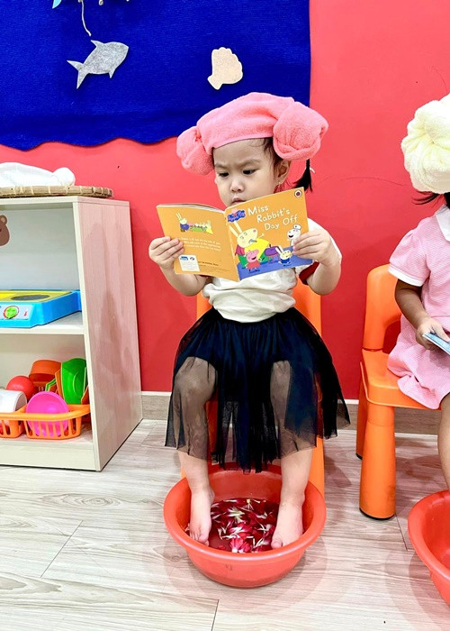 Con gái của Thu Thủy và Kin Nguyễn rất dạn dĩ trước ống kính.