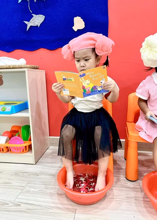 Con gái của Thu Thủy và Kin Nguyễn rất dạn dĩ trước ống kính.