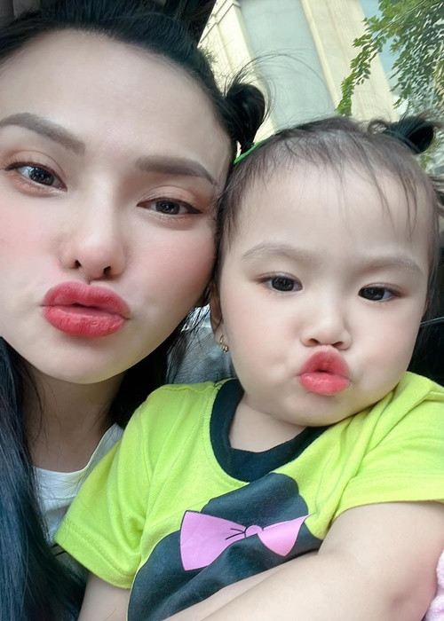 Thu Thủy chia sẻ, khi sinh thêm bé Lana, việc nuôi dạy con có phần cực nhọc hơn. Tuy nhiên, cô có chồng bên cạnh và nhà nội, nhà ngoại hỗ trợ việc chăm sóc con.