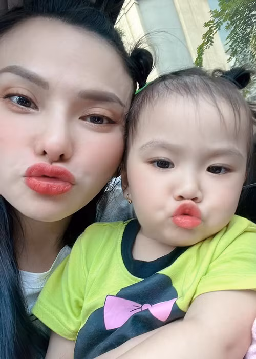 Thu Thủy chia sẻ, khi sinh thêm bé Lana, việc nuôi dạy con có phần cực nhọc hơn. Tuy nhiên, cô có chồng bên cạnh và nhà nội, nhà ngoại hỗ trợ việc chăm sóc con.