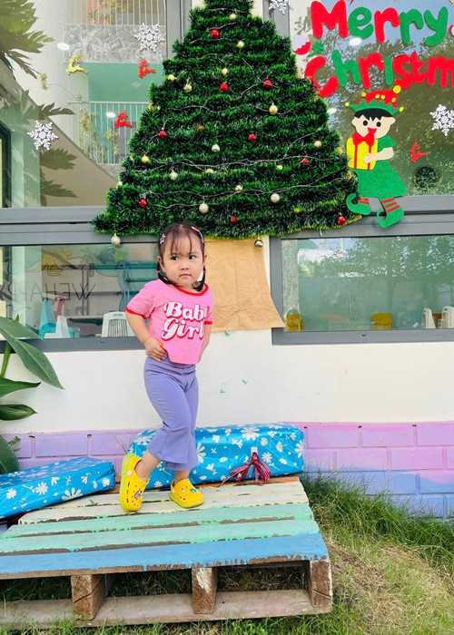 Ái nữ nhà nữ ca sĩ tạo dáng như người mẫu.