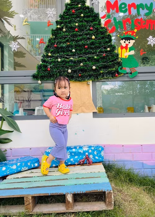 Ái nữ nhà nữ ca sĩ tạo dáng như người mẫu.