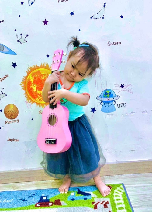 Bé Lana dần hình thành những tính cách tốt như biết quan tâm đến mọi người, vui vẻ, hài hước.