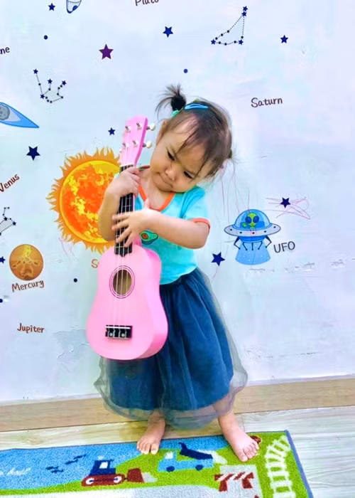 Bé Lana dần hình thành những tính cách tốt như biết quan tâm đến mọi người, vui vẻ, hài hước.