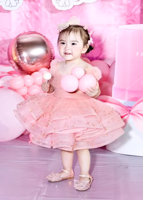 Bé Lana thừa hưởng những nét đẹp từ bố mẹ như làn da trắng, đôi mắt to tròn.