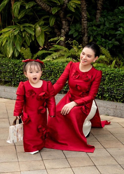 Bé Lana xinh xắn như thiên thần khi mặc áo dài đôi cùng mẹ.