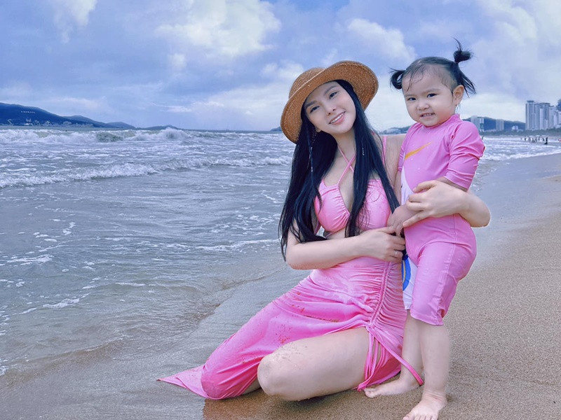 Con gái Thu Thủy càng lớn càng đáng yêu.