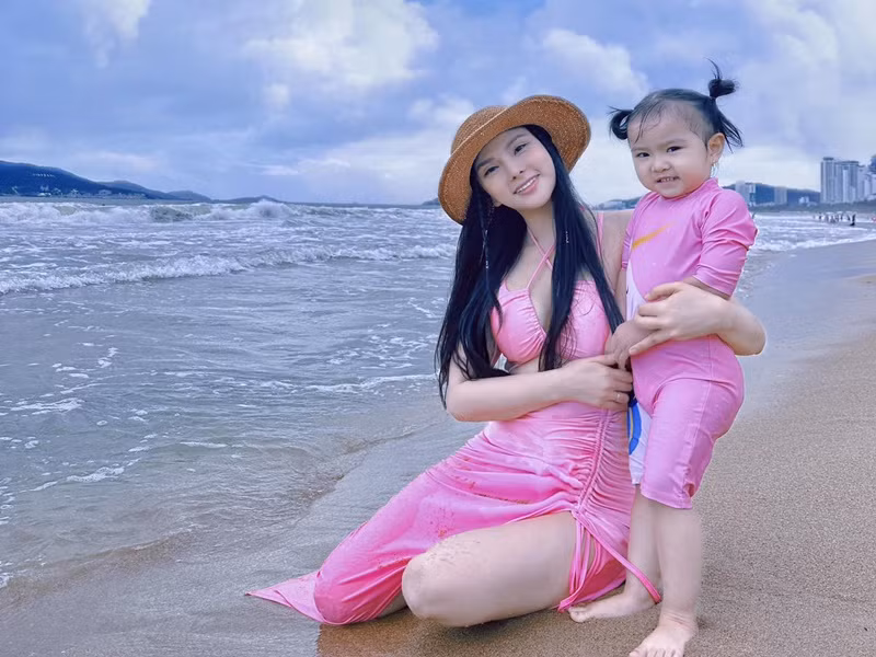 Con gái Thu Thủy càng lớn càng đáng yêu.