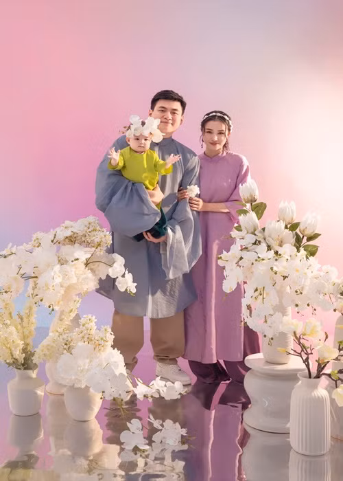 Salim chụp ảnh áo dài cùng chồng và con gái nhỏ.