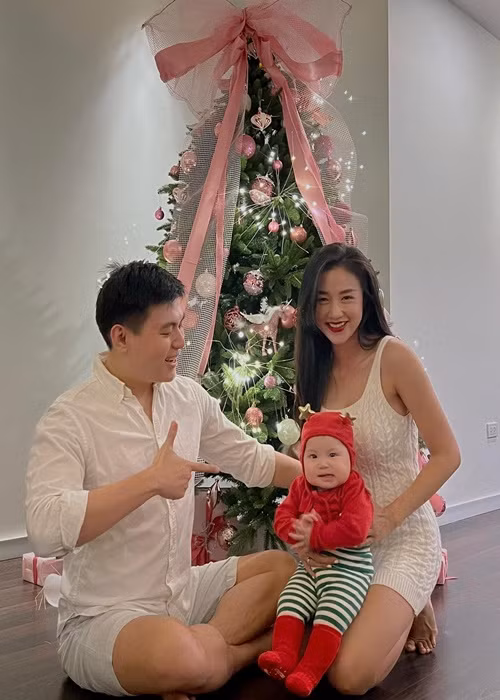 Salim chia sẻ về hôn nhân với Hải Long: “Kể từ khi hai người thật sự trở thành người thân kể từ lúc đó, tình yêu đã không còn sức hấp dẫn nữa. Sự rung động con tim cũng chẳng sánh bằng sự an nhàn, thoải mái này. Đó là một buổi chiều ngắm hai ba con, là câu hỏi tối nay ăn gì hay là hạnh phúc khi nhìn thấy Pam lớn từng ngày mà càng ngày càng giống hệt ba (dù hai cái lúm đồng xu biến mất tiêu). Sự đồng hành ấm áp này đã vượt qua cả sự kỳ vọng về tình yêu...".