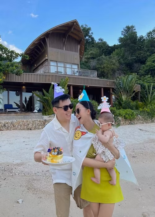 "... Xưa kia cứ mơ về một tương lai màu hường nhưng giờ lại hay nghĩ cả đến những lúc khó khăn. Có lẽ, đó chính là câu nói trong mấy bộ phim tình cảm rưng rức, bất kể anh giàu có hay nghèo khổ, mạnh khỏe hay bệnh tật, em luôn bằng lòng đồng hành cùng anh suốt cuộc đời này. Có một câu nói về hôn nhân làm Lim ám ảnh - “hôn nhân là nấm mồ của tình yêu”? Nhưng thực ra, có một hôn nhân bền vững thì còn cần gì tình yêu đom đóm? Cảm giác thích thú, ham muốn mãnh liệt đó chẳng thể nào so được với sự an lòng, dễ chịu và một em bé Pam đáng yêu", Salim viết.