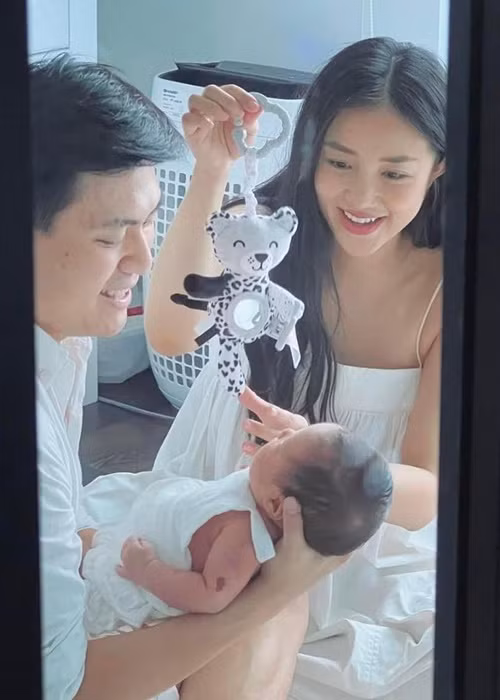 Salim cho biết, ngay từ khi chào đời Pamela đã có vết bớt trên tay và cô cũng có một vết bớt ở vị trí tương tự.