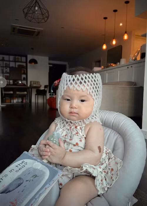 Hot girl sinh năm 1992 đăng tải không ít hình ảnh "dìm dàng" con gái nhỏ.