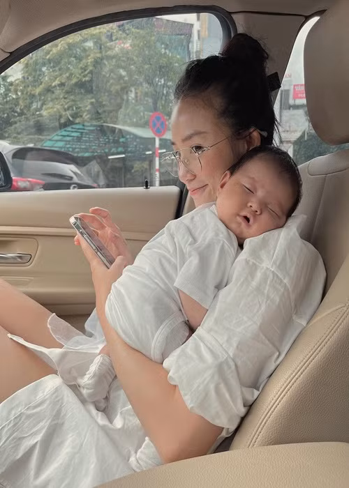 Con gái Salim càng lớn càng đáng yêu.