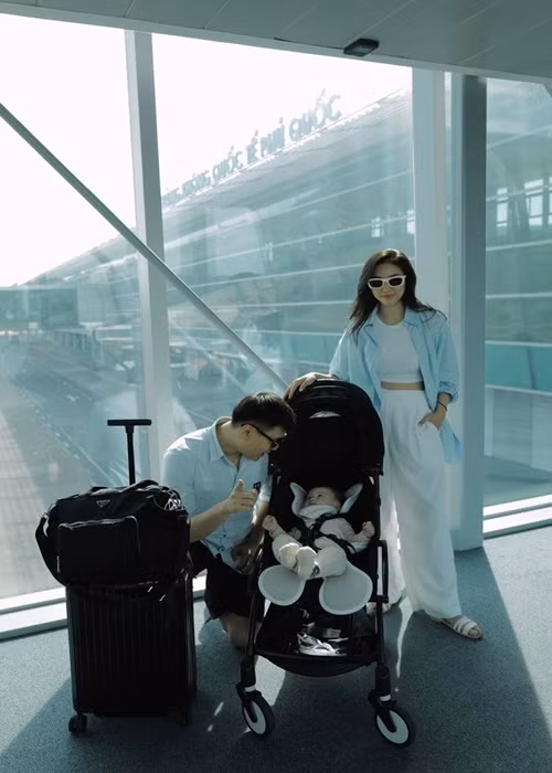 Vợ chồng hot girl thường xuyên đưa con gái đi du lịch.