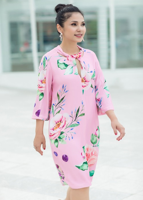 Bước sang tuổi trung niên, là mẹ một con, Việt Trinh vẫn có nhiều "vệ tinh" vây quanh. Tháng 3/2022, cô chia sẻ: “Em nói em sống một mình nuôi con nên đang trong tình trạng độc thân chứ không phải em thả thính tìm bạn trai đâu ạ. Mấy anh đừng tìm em nữa nha”.