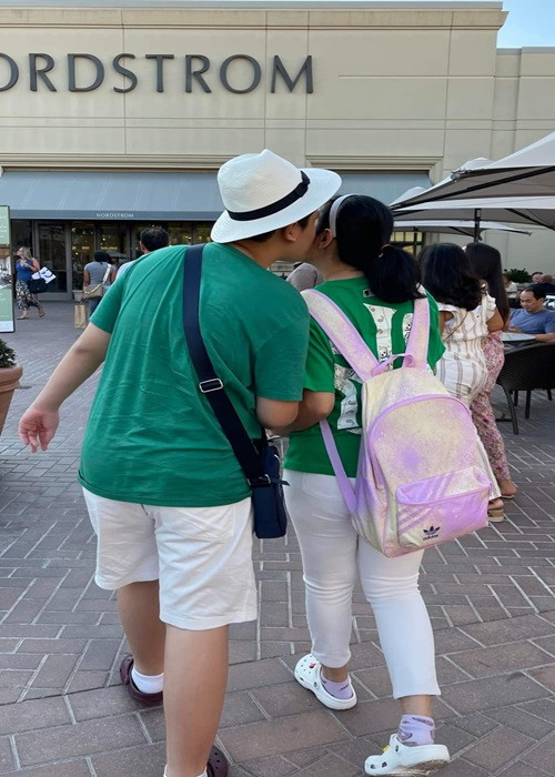 Dù đã lớn nhưng Thiện Nhân vẫn không ngại thể hiện tình cảm với mẹ nơi đông người.