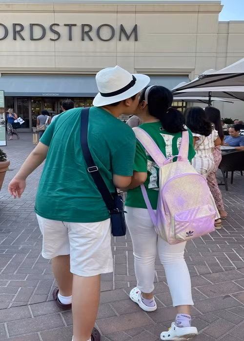 Dù đã lớn nhưng Thiện Nhân vẫn không ngại thể hiện tình cảm với mẹ nơi đông người.