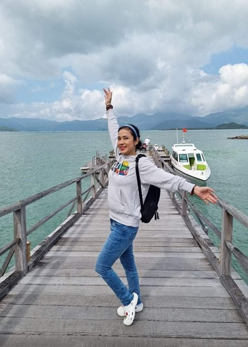 Nữ diễn viên đang có cuộc sống giản dị. Mỗi ngày, cô thiền, đọc kinh Phật, dọn dẹp đồ đạc, livestream bán hàng.