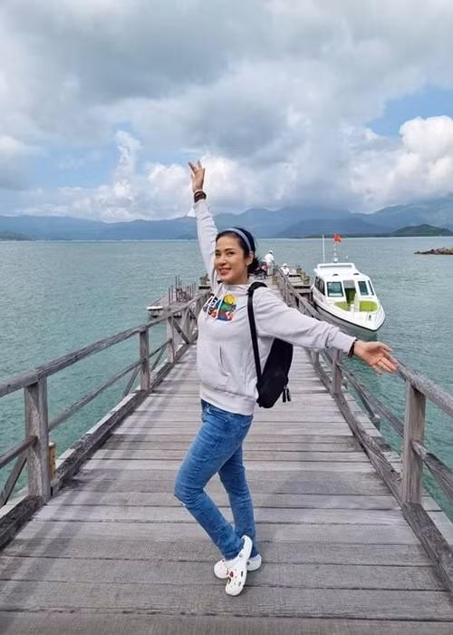 Nữ diễn viên đang có cuộc sống giản dị. Mỗi ngày, cô thiền, đọc kinh Phật, dọn dẹp đồ đạc, livestream bán hàng.