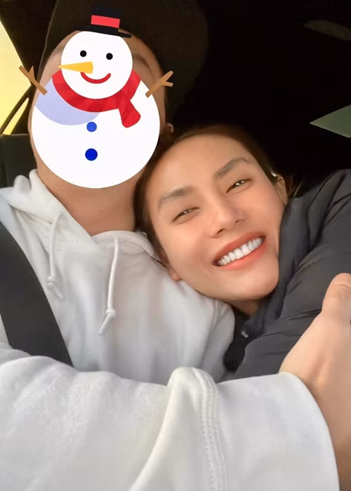 Đăng tải loạt khoảnh khắc tình tứ khi hội ngộ, người đẹp viết: "Lạnh quá nhưng có con gấu 37 độ này ôm cái ấm ghê".