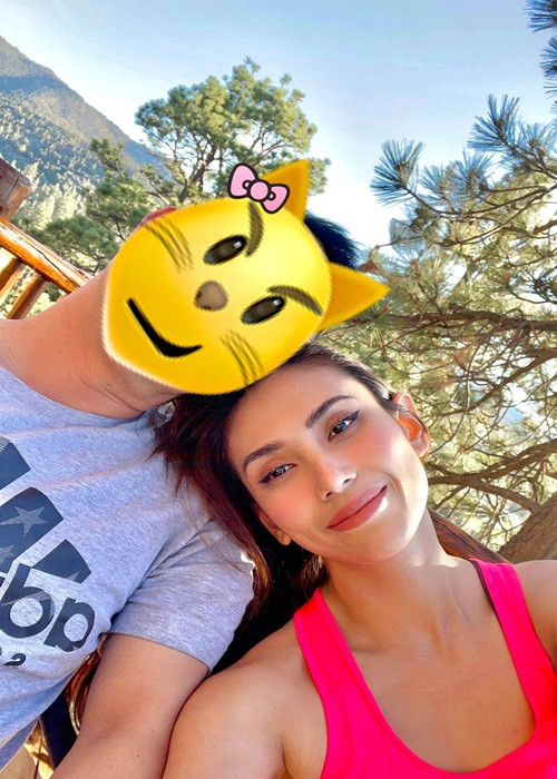 Cặp đôi quen nhau từ một buổi ăn uống với bạn chung của hai người, khi cô sang Mỹ công tác.